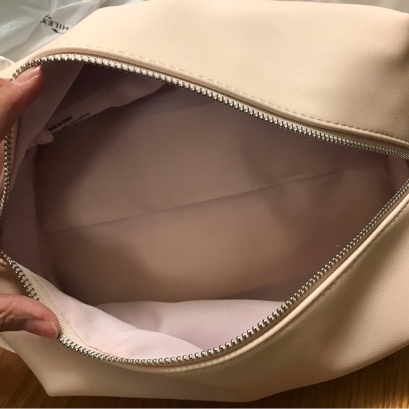 Calvin Klien pouch - Picture 2 of 6